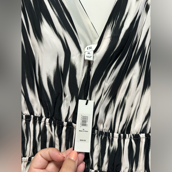 NWT BANANA REPUBLIC CASCADE SILK MAXI DRESS
Best Seller - Picture 3 of 4